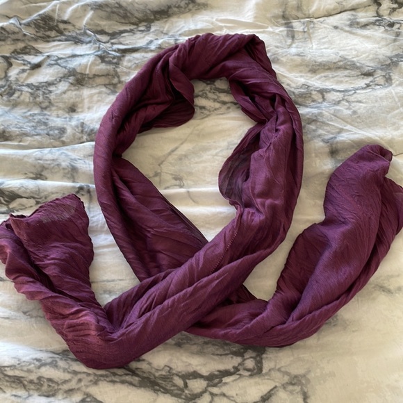 Purple crinkly scarf - Picture 5 of 9